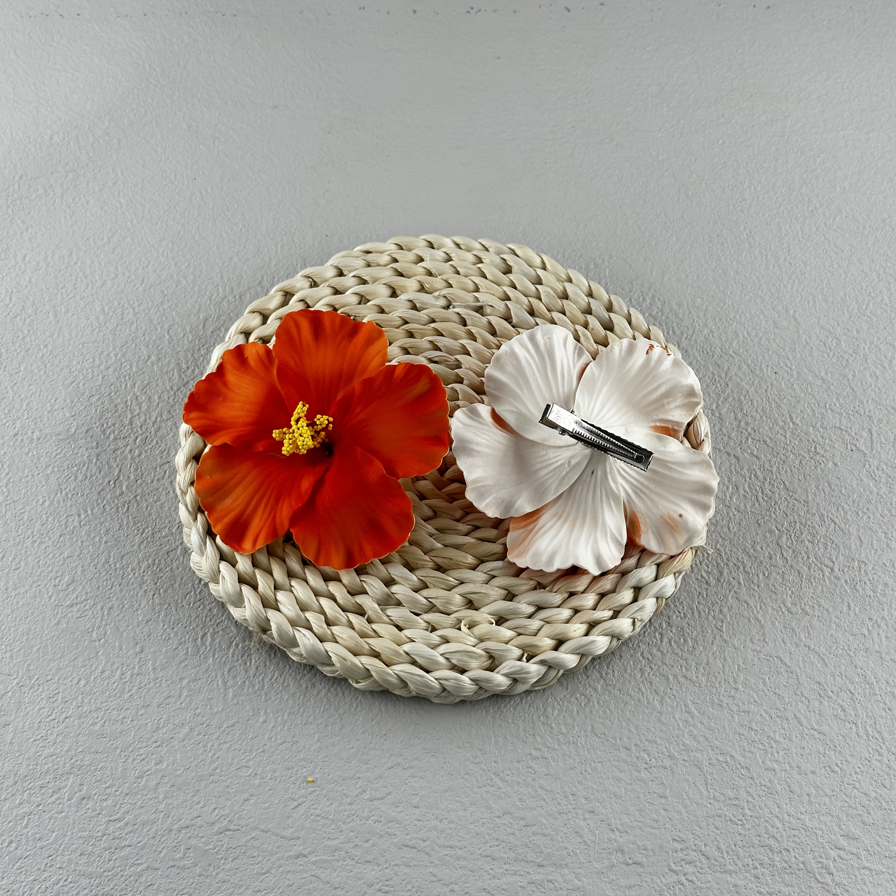 [Vibrant Bohemian Hair Pins] 20pcs EASYJOY Bohemian White Hibiscus Flower Hair Pins - Vibrant Beach Hair Accessories for Women, Artificial Plastic Hair Clips with Yellow Center, Mother’s Day Gifts, Dance Parties & Summer Vacations, Cute Hair Accessories,
